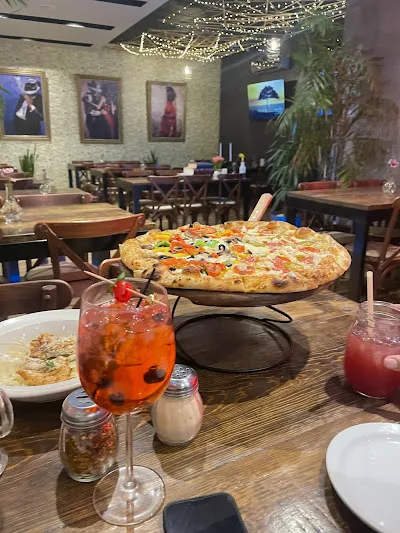 Pizza + Pasta Gratis — Martes