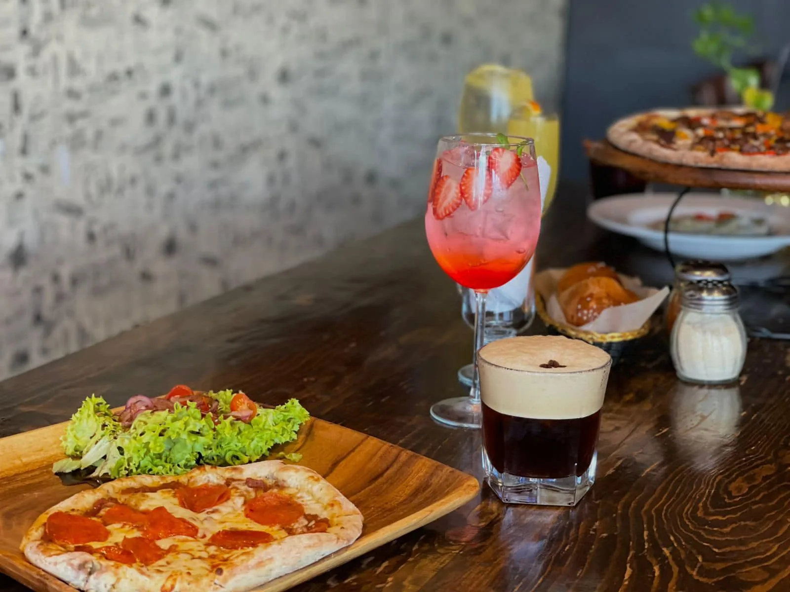 Pizza artesanal, ensalada y bebidas en Cocina Amore Ciudad Juárez